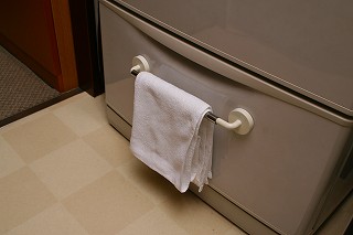 【収納のコツ】キッチンや洗面所で使う雑巾はマグネット式タオル掛けに